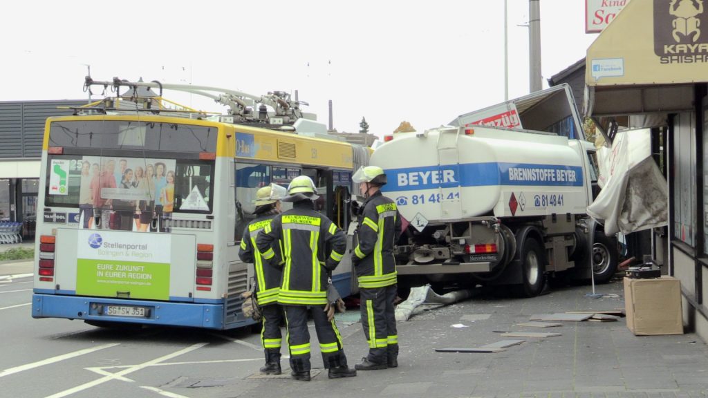 25 09 2017 Solingen Höhscheid Tödlicher Unfall Tankwagen krachte