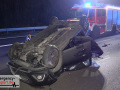 Schwerer Unfall: PKW überschlug sich nach Kollision und blieb au Schwerer Unfall: PKW überschlug sich nach Kollision und blieb au