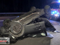 Schwerer Unfall: PKW überschlug sich nach Kollision und blieb au Schwerer Unfall: PKW überschlug sich nach Kollision und blieb au