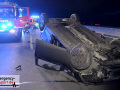Schwerer Unfall: PKW überschlug sich nach Kollision und blieb au Schwerer Unfall: PKW überschlug sich nach Kollision und blieb au
