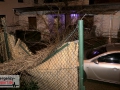 Baum stürzte durch einen Zaun und beschädigte ein Auto leicht