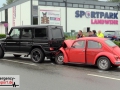 Schwerer Unfall: VW Käfer fuhr auf einen Mercedes Geländewagen a Schwerer Unfall: VW Käfer fuhr auf einen Mercedes Geländewagen a