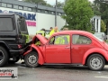 Schwerer Unfall: VW Käfer fuhr auf einen Mercedes Geländewagen a Schwerer Unfall: VW Käfer fuhr auf einen Mercedes Geländewagen a