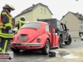 Schwerer Unfall: VW Käfer fuhr auf einen Mercedes Geländewagen a Schwerer Unfall: VW Käfer fuhr auf einen Mercedes Geländewagen a