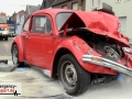 Schwerer Unfall: VW Käfer fuhr auf einen Mercedes Geländewagen a Schwerer Unfall: VW Käfer fuhr auf einen Mercedes Geländewagen a
