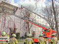 Großer Sturmschaden an einem Baugerüst - Feuerwehr mit Großaufge Großer Sturmschaden an einem Baugerüst - Feuerwehr mit Großaufge