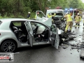 Schwerer Frontalunfall zwischen Kleintransporter und Auto: 4 Per