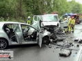 Schwerer Frontalunfall zwischen Kleintransporter und Auto: 4 Per