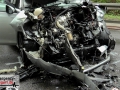 Schwerer Frontalunfall zwischen Kleintransporter und Auto: 4 Per