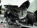 Schwerer Frontalunfall zwischen Kleintransporter und Auto: 4 Per