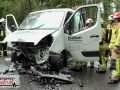 Schwerer Frontalunfall zwischen Kleintransporter und Auto: 4 Per