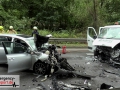 Schwerer Frontalunfall zwischen Kleintransporter und Auto: 4 Per