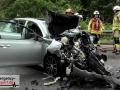 Schwerer Frontalunfall zwischen Kleintransporter und Auto: 4 Per