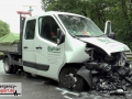 Schwerer Frontalunfall zwischen Kleintransporter und Auto: 4 Per