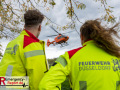 Am Freitagmittag meldeten mehrere Anrufer einen Brand in einem Mehrfamilienhaus in Derendorf. Bereits beim Eintreffen der ersten Kräfte stellten diese eine starke Rauchentwicklung aus dem Gebäude fest. Mehrere Personen mussten über Drehleitern der Feuerwehr gerettet werden. Fünf Personen wurden leicht verletzt, eine Person wurde schwer verletzt, eine weitere Person erlitt lebensbedrohliche Verbrennungen. Die Kriminalpolizei hat die Ermittlungen zur Brandursache übernommen.
Gegen 14.21 Uhr meldeten mehrere Anrufer ein Feuer in einer Souterrainwohnung an der Becherstraße. Umgehend entsandte die Leitstelle der Landeshauptstadt mehrere Einheiten von Feuerwehr und Rettungsdienst zur gemeldeten Adresse. Als die ersten Einsatzkräfte nach circa drei Minuten an der Einsatzstelle eintrafen, stellten diese eine starke Rauchentwicklung auf der Straße und im Gebäude fest. Sofort gingen die Einsatzkräfte zur Menschenrettung und Brandbekämpfung in das Gebäude vor. Der Brand konnte sehr schnell in der Souterrainwohnung aufgefunden und gelöscht werden. Aus der Brandwohnung wurde ein Bewohner durch die Feuerwehr gerettet. Zeitgleich wurden weitere Bewohner über Drehleitern aus dem Gebäude gerettet. Durch das schnelle Eingreifen der Feuerwehrleute konnte eine weitere Brandausbreitung verhindert werden. Aufgrund der starken Rauchausbreitung musste die Feuerwehr das Souterrain und den Treppenraum mit Hochleistungslüftern lüften. Die geretteten Personen wurden durch den Rettungsdienst der Landeshauptstadt untersucht. Der Bewohner der Brandwohnung erlitt lebensbedrohliche Verbrennungen und wurde durch einen Rettungshubschrauber in eine Spezialklinik nach Köln transportiert. Eine schwerverletzte Person wurde bodengebunden in ein Düsseldorfer Krankenhaus transportiert. Die fünf Leichtverletzten mussten nicht in ein Krankenhaus transportiert werden. Der Einsatz für die etwa 50 Einsatzkräfte von Feuerwehr und Rettungsdienst war nach rund zwei Stunden beendet. Im Anschluss wurde die Einsatzstelle zur Ermittlung der Brandursache an die Polizei übergeben. Am Freitagmittag meldeten mehrere Anrufer einen Brand in einem Mehrfamilienhaus in Derendorf. Bereits beim Eintreffen der ersten Kräfte stellten diese eine starke Rauchentwicklung aus dem Gebäude fest. Mehrere Personen mussten über Drehleitern der Feuerwehr gerettet werden. Fünf Personen wurden leicht verletzt, eine Person wurde schwer verletzt, eine weitere Person erlitt lebensbedrohliche Verbrennungen. Die Kriminalpolizei hat die Ermittlungen zur Brandursache übernommen.
Gegen 14.21 Uhr meldeten mehrere Anrufer ein Feuer in einer Souterrainwohnung an der Becherstraße. Umgehend entsandte die Leitstelle der Landeshauptstadt mehrere Einheiten von Feuerwehr und Rettungsdienst zur gemeldeten Adresse. Als die ersten Einsatzkräfte nach circa drei Minuten an der Einsatzstelle eintrafen, stellten diese eine starke Rauchentwicklung auf der Straße und im Gebäude fest. Sofort gingen die Einsatzkräfte zur Menschenrettung und Brandbekämpfung in das Gebäude vor. Der Brand konnte sehr schnell in der Souterrainwohnung aufgefunden und gelöscht werden. Aus der Brandwohnung wurde ein Bewohner durch die Feuerwehr gerettet. Zeitgleich wurden weitere Bewohner über Drehleitern aus dem Gebäude gerettet. Durch das schnelle Eingreifen der Feuerwehrleute konnte eine weitere Brandausbreitung verhindert werden. Aufgrund der starken Rauchausbreitung musste die Feuerwehr das Souterrain und den Treppenraum mit Hochleistungslüftern lüften. Die geretteten Personen wurden durch den Rettungsdienst der Landeshauptstadt untersucht. Der Bewohner der Brandwohnung erlitt lebensbedrohliche Verbrennungen und wurde durch einen Rettungshubschrauber in eine Spezialklinik nach Köln transportiert. Eine schwerverletzte Person wurde bodengebunden in ein Düsseldorfer Krankenhaus transportiert. Die fünf Leichtverletzten mussten nicht in ein Krankenhaus transportiert werden. Der Einsatz für die etwa 50 Einsatzkräfte von Feuerwehr und Rettungsdienst war nach rund zwei Stunden beendet. Im Anschluss wurde die Einsatzstelle zur Ermittlung der Brandursache an die Polizei übergeben.