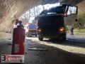 Unter Strom in Mülheim/Ruhr: LKW bleibt unter Brücke in Oberleit