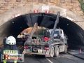 Unter Strom in Mülheim/Ruhr: LKW bleibt unter Brücke in Oberleit