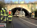 Unter Strom in Mülheim/Ruhr: LKW bleibt unter Brücke in Oberleit