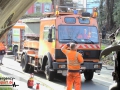 Unter Strom in Mülheim/Ruhr: LKW bleibt unter Brücke in Oberleit