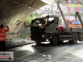 Unter Strom in Mülheim/Ruhr: LKW bleibt unter Brücke in Oberleit