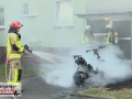 Motorroller brannte vor einem Mehrfamilienhaus in voller Ausdehn