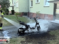 Motorroller brannte vor einem Mehrfamilienhaus in voller Ausdehn