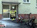 Motorroller brannte vor einem Mehrfamilienhaus in voller Ausdehn