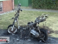 Motorroller brannte vor einem Mehrfamilienhaus in voller Ausdehn