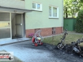 Motorroller brannte vor einem Mehrfamilienhaus in voller Ausdehn