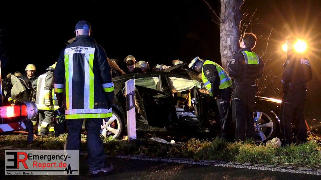 25 12 2019 Essen Kettwig Pkw Prallt Gegen Baum Fahrer Eingeklemmt Emergency Report De