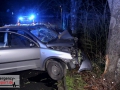Schwerer Unfall: Auto krachte gegen einen Baum - Fahrer erlitt s