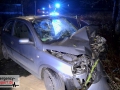 Schwerer Unfall: Auto krachte gegen einen Baum - Fahrer erlitt s