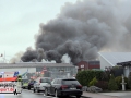 Großeinsatz: Lagerhalle im Vollbrand mit massiver Rauchentwicklu