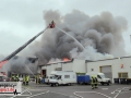 Großeinsatz: Lagerhalle im Vollbrand mit massiver Rauchentwicklu