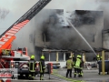 Großeinsatz: Lagerhalle im Vollbrand mit massiver Rauchentwicklu