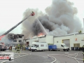 Großeinsatz: Lagerhalle im Vollbrand mit massiver Rauchentwicklu