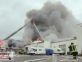 Großeinsatz: Lagerhalle im Vollbrand mit massiver Rauchentwicklu