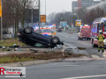 Am heutigen Tag gegen 16 Uhr befuhr ein 41-jähriger Neusser zusammen mit einer 37-jährigen Frau aus Meerbusch als Beifahrerin in seinem BMW die Hammer Landstraße aus Richtung Neuss kommend in Richtung Willy-Brand-Ring. Kurz vor dem Kreisverkehr an einem Möbelhaus scherte der PKW aus, überholte mehrere Fahrzeug und kam im Bereich des Kreisverkehrs ins Schleudern. Trotzdem versuchte der Fahrer, den Kreisverkehr entgegen der vorgeschriebenen Fahrtrichtung zu befahren. Nach einem Kontakt mit dem Bordstein überschlug sich der PKW mehrfach und blieb anschließend auf dem Dach liegen. Die beiden Insassen des Fahrzeugs, konnten sich selbstständig aus dem Fahrzeug befreien und zeigten sich im Anschluss aggressiv gegenüber anwesenden Zeugen und Ersthelfern. Hierbei bewarf die Frau eine Gruppe anwesender Schüler u.a. mit einer leeren Glasflasche. Getroffen wurde glücklicherweise niemand. Bei Eintreffen von Polizeibeamten konnte bei beiden Fahrzeuginsassen deutlicher Atemalkoholgeruch festgestellt. Größere Verletzungen trugen beide offenbar nicht davon. Auch gegenüber den eingesetzten Polizeibeamten zeigten sich die beiden Insassen des BMW aggressiv und uneinsichtig. Da beide jeweils angaben, den BMW gefahren zu haben und die Zeugenaussagen diesbezüglich ebenfalls auseinander gingen, wurde beiden im Anschluss an eine erste medizinische Versorgung im Krankenhaus eine Blutprobe entnommen. Die Unfallstelle wurde während der Unfallaufnahme weiträumig abgesperrt. Es kam zu keinen nennenswerten Verkehrseinschränkungen. Der BMW wurde nach Abschluss der Maßnahmen durch den Abschleppdienst geborgen und zur weiteren Untersuchung sichergestellt. Der genaue Unfallhergang und die Frage, wer den BMW zur Unfallzeit gefahren hat sind Gegenstand der weiteren Ermittlungen. Der Fahrer war nicht im Besitz einer gültigen Fahrerlaubnis. An dem PKW entstand Sachschaden von mehreren tausend Euro.
