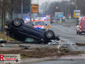 Am heutigen Tag gegen 16 Uhr befuhr ein 41-jähriger Neusser zusammen mit einer 37-jährigen Frau aus Meerbusch als Beifahrerin in seinem BMW die Hammer Landstraße aus Richtung Neuss kommend in Richtung Willy-Brand-Ring. Kurz vor dem Kreisverkehr an einem Möbelhaus scherte der PKW aus, überholte mehrere Fahrzeug und kam im Bereich des Kreisverkehrs ins Schleudern. Trotzdem versuchte der Fahrer, den Kreisverkehr entgegen der vorgeschriebenen Fahrtrichtung zu befahren. Nach einem Kontakt mit dem Bordstein überschlug sich der PKW mehrfach und blieb anschließend auf dem Dach liegen. Die beiden Insassen des Fahrzeugs, konnten sich selbstständig aus dem Fahrzeug befreien und zeigten sich im Anschluss aggressiv gegenüber anwesenden Zeugen und Ersthelfern. Hierbei bewarf die Frau eine Gruppe anwesender Schüler u.a. mit einer leeren Glasflasche. Getroffen wurde glücklicherweise niemand. Bei Eintreffen von Polizeibeamten konnte bei beiden Fahrzeuginsassen deutlicher Atemalkoholgeruch festgestellt. Größere Verletzungen trugen beide offenbar nicht davon. Auch gegenüber den eingesetzten Polizeibeamten zeigten sich die beiden Insassen des BMW aggressiv und uneinsichtig. Da beide jeweils angaben, den BMW gefahren zu haben und die Zeugenaussagen diesbezüglich ebenfalls auseinander gingen, wurde beiden im Anschluss an eine erste medizinische Versorgung im Krankenhaus eine Blutprobe entnommen. Die Unfallstelle wurde während der Unfallaufnahme weiträumig abgesperrt. Es kam zu keinen nennenswerten Verkehrseinschränkungen. Der BMW wurde nach Abschluss der Maßnahmen durch den Abschleppdienst geborgen und zur weiteren Untersuchung sichergestellt. Der genaue Unfallhergang und die Frage, wer den BMW zur Unfallzeit gefahren hat sind Gegenstand der weiteren Ermittlungen. Der Fahrer war nicht im Besitz einer gültigen Fahrerlaubnis. An dem PKW entstand Sachschaden von mehreren tausend Euro.