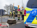 Am heutigen Tag gegen 16 Uhr befuhr ein 41-jähriger Neusser zusammen mit einer 37-jährigen Frau aus Meerbusch als Beifahrerin in seinem BMW die Hammer Landstraße aus Richtung Neuss kommend in Richtung Willy-Brand-Ring. Kurz vor dem Kreisverkehr an einem Möbelhaus scherte der PKW aus, überholte mehrere Fahrzeug und kam im Bereich des Kreisverkehrs ins Schleudern. Trotzdem versuchte der Fahrer, den Kreisverkehr entgegen der vorgeschriebenen Fahrtrichtung zu befahren. Nach einem Kontakt mit dem Bordstein überschlug sich der PKW mehrfach und blieb anschließend auf dem Dach liegen. Die beiden Insassen des Fahrzeugs, konnten sich selbstständig aus dem Fahrzeug befreien und zeigten sich im Anschluss aggressiv gegenüber anwesenden Zeugen und Ersthelfern. Hierbei bewarf die Frau eine Gruppe anwesender Schüler u.a. mit einer leeren Glasflasche. Getroffen wurde glücklicherweise niemand. Bei Eintreffen von Polizeibeamten konnte bei beiden Fahrzeuginsassen deutlicher Atemalkoholgeruch festgestellt. Größere Verletzungen trugen beide offenbar nicht davon. Auch gegenüber den eingesetzten Polizeibeamten zeigten sich die beiden Insassen des BMW aggressiv und uneinsichtig. Da beide jeweils angaben, den BMW gefahren zu haben und die Zeugenaussagen diesbezüglich ebenfalls auseinander gingen, wurde beiden im Anschluss an eine erste medizinische Versorgung im Krankenhaus eine Blutprobe entnommen. Die Unfallstelle wurde während der Unfallaufnahme weiträumig abgesperrt. Es kam zu keinen nennenswerten Verkehrseinschränkungen. Der BMW wurde nach Abschluss der Maßnahmen durch den Abschleppdienst geborgen und zur weiteren Untersuchung sichergestellt. Der genaue Unfallhergang und die Frage, wer den BMW zur Unfallzeit gefahren hat sind Gegenstand der weiteren Ermittlungen. Der Fahrer war nicht im Besitz einer gültigen Fahrerlaubnis. An dem PKW entstand Sachschaden von mehreren tausend Euro.