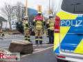 Am heutigen Tag gegen 16 Uhr befuhr ein 41-jähriger Neusser zusammen mit einer 37-jährigen Frau aus Meerbusch als Beifahrerin in seinem BMW die Hammer Landstraße aus Richtung Neuss kommend in Richtung Willy-Brand-Ring. Kurz vor dem Kreisverkehr an einem Möbelhaus scherte der PKW aus, überholte mehrere Fahrzeug und kam im Bereich des Kreisverkehrs ins Schleudern. Trotzdem versuchte der Fahrer, den Kreisverkehr entgegen der vorgeschriebenen Fahrtrichtung zu befahren. Nach einem Kontakt mit dem Bordstein überschlug sich der PKW mehrfach und blieb anschließend auf dem Dach liegen. Die beiden Insassen des Fahrzeugs, konnten sich selbstständig aus dem Fahrzeug befreien und zeigten sich im Anschluss aggressiv gegenüber anwesenden Zeugen und Ersthelfern. Hierbei bewarf die Frau eine Gruppe anwesender Schüler u.a. mit einer leeren Glasflasche. Getroffen wurde glücklicherweise niemand. Bei Eintreffen von Polizeibeamten konnte bei beiden Fahrzeuginsassen deutlicher Atemalkoholgeruch festgestellt. Größere Verletzungen trugen beide offenbar nicht davon. Auch gegenüber den eingesetzten Polizeibeamten zeigten sich die beiden Insassen des BMW aggressiv und uneinsichtig. Da beide jeweils angaben, den BMW gefahren zu haben und die Zeugenaussagen diesbezüglich ebenfalls auseinander gingen, wurde beiden im Anschluss an eine erste medizinische Versorgung im Krankenhaus eine Blutprobe entnommen. Die Unfallstelle wurde während der Unfallaufnahme weiträumig abgesperrt. Es kam zu keinen nennenswerten Verkehrseinschränkungen. Der BMW wurde nach Abschluss der Maßnahmen durch den Abschleppdienst geborgen und zur weiteren Untersuchung sichergestellt. Der genaue Unfallhergang und die Frage, wer den BMW zur Unfallzeit gefahren hat sind Gegenstand der weiteren Ermittlungen. Der Fahrer war nicht im Besitz einer gültigen Fahrerlaubnis. An dem PKW entstand Sachschaden von mehreren tausend Euro.