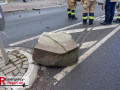 Am heutigen Tag gegen 16 Uhr befuhr ein 41-jähriger Neusser zusammen mit einer 37-jährigen Frau aus Meerbusch als Beifahrerin in seinem BMW die Hammer Landstraße aus Richtung Neuss kommend in Richtung Willy-Brand-Ring. Kurz vor dem Kreisverkehr an einem Möbelhaus scherte der PKW aus, überholte mehrere Fahrzeug und kam im Bereich des Kreisverkehrs ins Schleudern. Trotzdem versuchte der Fahrer, den Kreisverkehr entgegen der vorgeschriebenen Fahrtrichtung zu befahren. Nach einem Kontakt mit dem Bordstein überschlug sich der PKW mehrfach und blieb anschließend auf dem Dach liegen. Die beiden Insassen des Fahrzeugs, konnten sich selbstständig aus dem Fahrzeug befreien und zeigten sich im Anschluss aggressiv gegenüber anwesenden Zeugen und Ersthelfern. Hierbei bewarf die Frau eine Gruppe anwesender Schüler u.a. mit einer leeren Glasflasche. Getroffen wurde glücklicherweise niemand. Bei Eintreffen von Polizeibeamten konnte bei beiden Fahrzeuginsassen deutlicher Atemalkoholgeruch festgestellt. Größere Verletzungen trugen beide offenbar nicht davon. Auch gegenüber den eingesetzten Polizeibeamten zeigten sich die beiden Insassen des BMW aggressiv und uneinsichtig. Da beide jeweils angaben, den BMW gefahren zu haben und die Zeugenaussagen diesbezüglich ebenfalls auseinander gingen, wurde beiden im Anschluss an eine erste medizinische Versorgung im Krankenhaus eine Blutprobe entnommen. Die Unfallstelle wurde während der Unfallaufnahme weiträumig abgesperrt. Es kam zu keinen nennenswerten Verkehrseinschränkungen. Der BMW wurde nach Abschluss der Maßnahmen durch den Abschleppdienst geborgen und zur weiteren Untersuchung sichergestellt. Der genaue Unfallhergang und die Frage, wer den BMW zur Unfallzeit gefahren hat sind Gegenstand der weiteren Ermittlungen. Der Fahrer war nicht im Besitz einer gültigen Fahrerlaubnis. An dem PKW entstand Sachschaden von mehreren tausend Euro.
