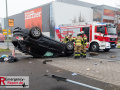 Am heutigen Tag gegen 16 Uhr befuhr ein 41-jähriger Neusser zusammen mit einer 37-jährigen Frau aus Meerbusch als Beifahrerin in seinem BMW die Hammer Landstraße aus Richtung Neuss kommend in Richtung Willy-Brand-Ring. Kurz vor dem Kreisverkehr an einem Möbelhaus scherte der PKW aus, überholte mehrere Fahrzeug und kam im Bereich des Kreisverkehrs ins Schleudern. Trotzdem versuchte der Fahrer, den Kreisverkehr entgegen der vorgeschriebenen Fahrtrichtung zu befahren. Nach einem Kontakt mit dem Bordstein überschlug sich der PKW mehrfach und blieb anschließend auf dem Dach liegen. Die beiden Insassen des Fahrzeugs, konnten sich selbstständig aus dem Fahrzeug befreien und zeigten sich im Anschluss aggressiv gegenüber anwesenden Zeugen und Ersthelfern. Hierbei bewarf die Frau eine Gruppe anwesender Schüler u.a. mit einer leeren Glasflasche. Getroffen wurde glücklicherweise niemand. Bei Eintreffen von Polizeibeamten konnte bei beiden Fahrzeuginsassen deutlicher Atemalkoholgeruch festgestellt. Größere Verletzungen trugen beide offenbar nicht davon. Auch gegenüber den eingesetzten Polizeibeamten zeigten sich die beiden Insassen des BMW aggressiv und uneinsichtig. Da beide jeweils angaben, den BMW gefahren zu haben und die Zeugenaussagen diesbezüglich ebenfalls auseinander gingen, wurde beiden im Anschluss an eine erste medizinische Versorgung im Krankenhaus eine Blutprobe entnommen. Die Unfallstelle wurde während der Unfallaufnahme weiträumig abgesperrt. Es kam zu keinen nennenswerten Verkehrseinschränkungen. Der BMW wurde nach Abschluss der Maßnahmen durch den Abschleppdienst geborgen und zur weiteren Untersuchung sichergestellt. Der genaue Unfallhergang und die Frage, wer den BMW zur Unfallzeit gefahren hat sind Gegenstand der weiteren Ermittlungen. Der Fahrer war nicht im Besitz einer gültigen Fahrerlaubnis. An dem PKW entstand Sachschaden von mehreren tausend Euro.
