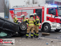 Am heutigen Tag gegen 16 Uhr befuhr ein 41-jähriger Neusser zusammen mit einer 37-jährigen Frau aus Meerbusch als Beifahrerin in seinem BMW die Hammer Landstraße aus Richtung Neuss kommend in Richtung Willy-Brand-Ring. Kurz vor dem Kreisverkehr an einem Möbelhaus scherte der PKW aus, überholte mehrere Fahrzeug und kam im Bereich des Kreisverkehrs ins Schleudern. Trotzdem versuchte der Fahrer, den Kreisverkehr entgegen der vorgeschriebenen Fahrtrichtung zu befahren. Nach einem Kontakt mit dem Bordstein überschlug sich der PKW mehrfach und blieb anschließend auf dem Dach liegen. Die beiden Insassen des Fahrzeugs, konnten sich selbstständig aus dem Fahrzeug befreien und zeigten sich im Anschluss aggressiv gegenüber anwesenden Zeugen und Ersthelfern. Hierbei bewarf die Frau eine Gruppe anwesender Schüler u.a. mit einer leeren Glasflasche. Getroffen wurde glücklicherweise niemand. Bei Eintreffen von Polizeibeamten konnte bei beiden Fahrzeuginsassen deutlicher Atemalkoholgeruch festgestellt. Größere Verletzungen trugen beide offenbar nicht davon. Auch gegenüber den eingesetzten Polizeibeamten zeigten sich die beiden Insassen des BMW aggressiv und uneinsichtig. Da beide jeweils angaben, den BMW gefahren zu haben und die Zeugenaussagen diesbezüglich ebenfalls auseinander gingen, wurde beiden im Anschluss an eine erste medizinische Versorgung im Krankenhaus eine Blutprobe entnommen. Die Unfallstelle wurde während der Unfallaufnahme weiträumig abgesperrt. Es kam zu keinen nennenswerten Verkehrseinschränkungen. Der BMW wurde nach Abschluss der Maßnahmen durch den Abschleppdienst geborgen und zur weiteren Untersuchung sichergestellt. Der genaue Unfallhergang und die Frage, wer den BMW zur Unfallzeit gefahren hat sind Gegenstand der weiteren Ermittlungen. Der Fahrer war nicht im Besitz einer gültigen Fahrerlaubnis. An dem PKW entstand Sachschaden von mehreren tausend Euro.