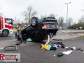 Am heutigen Tag gegen 16 Uhr befuhr ein 41-jähriger Neusser zusammen mit einer 37-jährigen Frau aus Meerbusch als Beifahrerin in seinem BMW die Hammer Landstraße aus Richtung Neuss kommend in Richtung Willy-Brand-Ring. Kurz vor dem Kreisverkehr an einem Möbelhaus scherte der PKW aus, überholte mehrere Fahrzeug und kam im Bereich des Kreisverkehrs ins Schleudern. Trotzdem versuchte der Fahrer, den Kreisverkehr entgegen der vorgeschriebenen Fahrtrichtung zu befahren. Nach einem Kontakt mit dem Bordstein überschlug sich der PKW mehrfach und blieb anschließend auf dem Dach liegen. Die beiden Insassen des Fahrzeugs, konnten sich selbstständig aus dem Fahrzeug befreien und zeigten sich im Anschluss aggressiv gegenüber anwesenden Zeugen und Ersthelfern. Hierbei bewarf die Frau eine Gruppe anwesender Schüler u.a. mit einer leeren Glasflasche. Getroffen wurde glücklicherweise niemand. Bei Eintreffen von Polizeibeamten konnte bei beiden Fahrzeuginsassen deutlicher Atemalkoholgeruch festgestellt. Größere Verletzungen trugen beide offenbar nicht davon. Auch gegenüber den eingesetzten Polizeibeamten zeigten sich die beiden Insassen des BMW aggressiv und uneinsichtig. Da beide jeweils angaben, den BMW gefahren zu haben und die Zeugenaussagen diesbezüglich ebenfalls auseinander gingen, wurde beiden im Anschluss an eine erste medizinische Versorgung im Krankenhaus eine Blutprobe entnommen. Die Unfallstelle wurde während der Unfallaufnahme weiträumig abgesperrt. Es kam zu keinen nennenswerten Verkehrseinschränkungen. Der BMW wurde nach Abschluss der Maßnahmen durch den Abschleppdienst geborgen und zur weiteren Untersuchung sichergestellt. Der genaue Unfallhergang und die Frage, wer den BMW zur Unfallzeit gefahren hat sind Gegenstand der weiteren Ermittlungen. Der Fahrer war nicht im Besitz einer gültigen Fahrerlaubnis. An dem PKW entstand Sachschaden von mehreren tausend Euro.