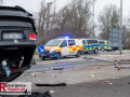 Am heutigen Tag gegen 16 Uhr befuhr ein 41-jähriger Neusser zusammen mit einer 37-jährigen Frau aus Meerbusch als Beifahrerin in seinem BMW die Hammer Landstraße aus Richtung Neuss kommend in Richtung Willy-Brand-Ring. Kurz vor dem Kreisverkehr an einem Möbelhaus scherte der PKW aus, überholte mehrere Fahrzeug und kam im Bereich des Kreisverkehrs ins Schleudern. Trotzdem versuchte der Fahrer, den Kreisverkehr entgegen der vorgeschriebenen Fahrtrichtung zu befahren. Nach einem Kontakt mit dem Bordstein überschlug sich der PKW mehrfach und blieb anschließend auf dem Dach liegen. Die beiden Insassen des Fahrzeugs, konnten sich selbstständig aus dem Fahrzeug befreien und zeigten sich im Anschluss aggressiv gegenüber anwesenden Zeugen und Ersthelfern. Hierbei bewarf die Frau eine Gruppe anwesender Schüler u.a. mit einer leeren Glasflasche. Getroffen wurde glücklicherweise niemand. Bei Eintreffen von Polizeibeamten konnte bei beiden Fahrzeuginsassen deutlicher Atemalkoholgeruch festgestellt. Größere Verletzungen trugen beide offenbar nicht davon. Auch gegenüber den eingesetzten Polizeibeamten zeigten sich die beiden Insassen des BMW aggressiv und uneinsichtig. Da beide jeweils angaben, den BMW gefahren zu haben und die Zeugenaussagen diesbezüglich ebenfalls auseinander gingen, wurde beiden im Anschluss an eine erste medizinische Versorgung im Krankenhaus eine Blutprobe entnommen. Die Unfallstelle wurde während der Unfallaufnahme weiträumig abgesperrt. Es kam zu keinen nennenswerten Verkehrseinschränkungen. Der BMW wurde nach Abschluss der Maßnahmen durch den Abschleppdienst geborgen und zur weiteren Untersuchung sichergestellt. Der genaue Unfallhergang und die Frage, wer den BMW zur Unfallzeit gefahren hat sind Gegenstand der weiteren Ermittlungen. Der Fahrer war nicht im Besitz einer gültigen Fahrerlaubnis. An dem PKW entstand Sachschaden von mehreren tausend Euro.