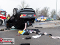 Am heutigen Tag gegen 16 Uhr befuhr ein 41-jähriger Neusser zusammen mit einer 37-jährigen Frau aus Meerbusch als Beifahrerin in seinem BMW die Hammer Landstraße aus Richtung Neuss kommend in Richtung Willy-Brand-Ring. Kurz vor dem Kreisverkehr an einem Möbelhaus scherte der PKW aus, überholte mehrere Fahrzeug und kam im Bereich des Kreisverkehrs ins Schleudern. Trotzdem versuchte der Fahrer, den Kreisverkehr entgegen der vorgeschriebenen Fahrtrichtung zu befahren. Nach einem Kontakt mit dem Bordstein überschlug sich der PKW mehrfach und blieb anschließend auf dem Dach liegen. Die beiden Insassen des Fahrzeugs, konnten sich selbstständig aus dem Fahrzeug befreien und zeigten sich im Anschluss aggressiv gegenüber anwesenden Zeugen und Ersthelfern. Hierbei bewarf die Frau eine Gruppe anwesender Schüler u.a. mit einer leeren Glasflasche. Getroffen wurde glücklicherweise niemand. Bei Eintreffen von Polizeibeamten konnte bei beiden Fahrzeuginsassen deutlicher Atemalkoholgeruch festgestellt. Größere Verletzungen trugen beide offenbar nicht davon. Auch gegenüber den eingesetzten Polizeibeamten zeigten sich die beiden Insassen des BMW aggressiv und uneinsichtig. Da beide jeweils angaben, den BMW gefahren zu haben und die Zeugenaussagen diesbezüglich ebenfalls auseinander gingen, wurde beiden im Anschluss an eine erste medizinische Versorgung im Krankenhaus eine Blutprobe entnommen. Die Unfallstelle wurde während der Unfallaufnahme weiträumig abgesperrt. Es kam zu keinen nennenswerten Verkehrseinschränkungen. Der BMW wurde nach Abschluss der Maßnahmen durch den Abschleppdienst geborgen und zur weiteren Untersuchung sichergestellt. Der genaue Unfallhergang und die Frage, wer den BMW zur Unfallzeit gefahren hat sind Gegenstand der weiteren Ermittlungen. Der Fahrer war nicht im Besitz einer gültigen Fahrerlaubnis. An dem PKW entstand Sachschaden von mehreren tausend Euro.