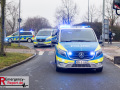 Am heutigen Tag gegen 16 Uhr befuhr ein 41-jähriger Neusser zusammen mit einer 37-jährigen Frau aus Meerbusch als Beifahrerin in seinem BMW die Hammer Landstraße aus Richtung Neuss kommend in Richtung Willy-Brand-Ring. Kurz vor dem Kreisverkehr an einem Möbelhaus scherte der PKW aus, überholte mehrere Fahrzeug und kam im Bereich des Kreisverkehrs ins Schleudern. Trotzdem versuchte der Fahrer, den Kreisverkehr entgegen der vorgeschriebenen Fahrtrichtung zu befahren. Nach einem Kontakt mit dem Bordstein überschlug sich der PKW mehrfach und blieb anschließend auf dem Dach liegen. Die beiden Insassen des Fahrzeugs, konnten sich selbstständig aus dem Fahrzeug befreien und zeigten sich im Anschluss aggressiv gegenüber anwesenden Zeugen und Ersthelfern. Hierbei bewarf die Frau eine Gruppe anwesender Schüler u.a. mit einer leeren Glasflasche. Getroffen wurde glücklicherweise niemand. Bei Eintreffen von Polizeibeamten konnte bei beiden Fahrzeuginsassen deutlicher Atemalkoholgeruch festgestellt. Größere Verletzungen trugen beide offenbar nicht davon. Auch gegenüber den eingesetzten Polizeibeamten zeigten sich die beiden Insassen des BMW aggressiv und uneinsichtig. Da beide jeweils angaben, den BMW gefahren zu haben und die Zeugenaussagen diesbezüglich ebenfalls auseinander gingen, wurde beiden im Anschluss an eine erste medizinische Versorgung im Krankenhaus eine Blutprobe entnommen. Die Unfallstelle wurde während der Unfallaufnahme weiträumig abgesperrt. Es kam zu keinen nennenswerten Verkehrseinschränkungen. Der BMW wurde nach Abschluss der Maßnahmen durch den Abschleppdienst geborgen und zur weiteren Untersuchung sichergestellt. Der genaue Unfallhergang und die Frage, wer den BMW zur Unfallzeit gefahren hat sind Gegenstand der weiteren Ermittlungen. Der Fahrer war nicht im Besitz einer gültigen Fahrerlaubnis. An dem PKW entstand Sachschaden von mehreren tausend Euro.