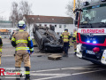Am heutigen Tag gegen 16 Uhr befuhr ein 41-jähriger Neusser zusammen mit einer 37-jährigen Frau aus Meerbusch als Beifahrerin in seinem BMW die Hammer Landstraße aus Richtung Neuss kommend in Richtung Willy-Brand-Ring. Kurz vor dem Kreisverkehr an einem Möbelhaus scherte der PKW aus, überholte mehrere Fahrzeug und kam im Bereich des Kreisverkehrs ins Schleudern. Trotzdem versuchte der Fahrer, den Kreisverkehr entgegen der vorgeschriebenen Fahrtrichtung zu befahren. Nach einem Kontakt mit dem Bordstein überschlug sich der PKW mehrfach und blieb anschließend auf dem Dach liegen. Die beiden Insassen des Fahrzeugs, konnten sich selbstständig aus dem Fahrzeug befreien und zeigten sich im Anschluss aggressiv gegenüber anwesenden Zeugen und Ersthelfern. Hierbei bewarf die Frau eine Gruppe anwesender Schüler u.a. mit einer leeren Glasflasche. Getroffen wurde glücklicherweise niemand. Bei Eintreffen von Polizeibeamten konnte bei beiden Fahrzeuginsassen deutlicher Atemalkoholgeruch festgestellt. Größere Verletzungen trugen beide offenbar nicht davon. Auch gegenüber den eingesetzten Polizeibeamten zeigten sich die beiden Insassen des BMW aggressiv und uneinsichtig. Da beide jeweils angaben, den BMW gefahren zu haben und die Zeugenaussagen diesbezüglich ebenfalls auseinander gingen, wurde beiden im Anschluss an eine erste medizinische Versorgung im Krankenhaus eine Blutprobe entnommen. Die Unfallstelle wurde während der Unfallaufnahme weiträumig abgesperrt. Es kam zu keinen nennenswerten Verkehrseinschränkungen. Der BMW wurde nach Abschluss der Maßnahmen durch den Abschleppdienst geborgen und zur weiteren Untersuchung sichergestellt. Der genaue Unfallhergang und die Frage, wer den BMW zur Unfallzeit gefahren hat sind Gegenstand der weiteren Ermittlungen. Der Fahrer war nicht im Besitz einer gültigen Fahrerlaubnis. An dem PKW entstand Sachschaden von mehreren tausend Euro.