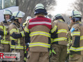 Die Feuerwehr Neuss wurde am Dienstagvormittag (20.01.) gegen 11:45 Uhr zu einem schweren Verkehrsunfall auf der Bergheimer Straße alarmiert. Nach ersten Informationen kollidierte ein Pkw-Fahrer im Begegnungsverkehr mit einem Lkw. Beim Eintreffen der Rettungskräfte war der Fahrer des Pkw in seinem stark deformierten Fahrzeug eingeklemmt. Um zu dem lebensgefährlich verletzten Mann zu gelangen, musste die Feuerwehr mit schwerem technischen Gerät eine Öffnung zum Patienten schaffen. Schließlich wurde das Dach des BMW aufgetrennt und nach hinten geklappt, um eine schnelle Rettung zu ermöglichen. Während der technischen Rettung wurde der Verletzte kontinuierlich durch den Rettungsdienst medizinisch versorgt und anschließend in ein Krankenhaus transportiert. Der Fahrer des Lkw erlitt nach bisherigen Erkenntnissen lediglich leichte Verletzungen. Die Feuerwehr stellte während des gesamten Einsatzes den Brandschutz an der Unfallstelle sicher. Ein Verkehrsunfallaufnahmeteam der Polizei sicherte anschließend die Spuren vor Ort. Die Polizei hat die Ermittlungen zur Unfallursache aufgenommen. Für die Dauer der Rettungsarbeiten sowie der Unfallaufnahme musste die Bergheimer Straße in beiden Fahrtrichtungen vollständig gesperrt werden.